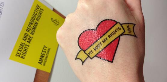 Hand mit Tattoo der Kampagne "My Body My Rights"