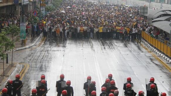 Polizei und Bersih 2.0 Protestanten stehen sich bei einer Demonstration am 09.Juli 2011 gegenüber