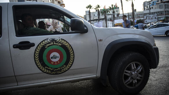 Ein weißes Autot mit dem Logo des Sicherheitsdiensts der Palästinensischen Autonomiebehörde