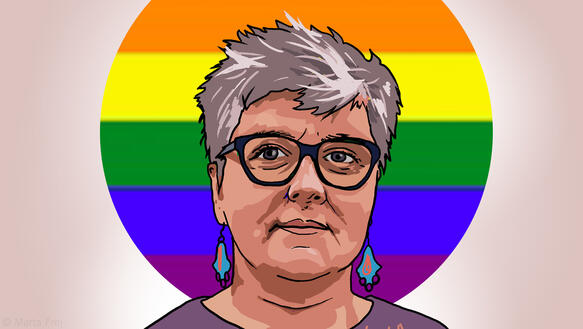 Zeichnung einer Frau mit kurzen grauen Haaren und einer dunklen Brille, die einen direkt anschaut. Dahinter ein Heiligenschein in Regenbogen-Farben
