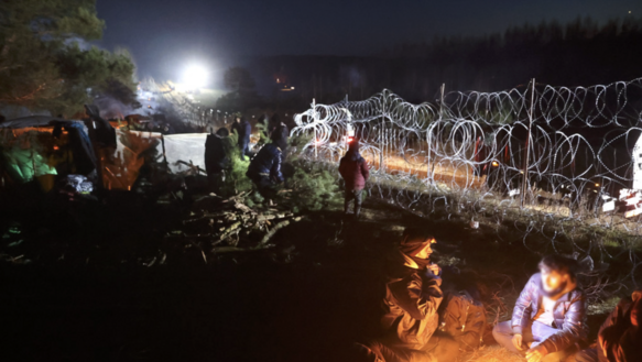 Das Bild zeigt eine Lagerfeuer an einem Grenzzaun