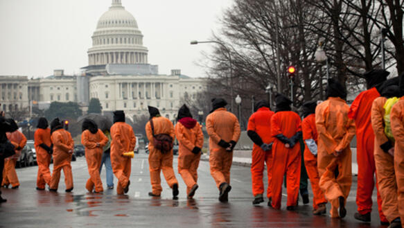 Amnesty-Aktivistinnen und Aktivisten protestieren gegen das Gefangenenlager Guantánamo in Washington D.C., USA, Januar 2012