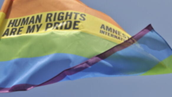 Regenbogenfahne auf einer Demonstration für die Rechte von LGBTI in Palermo am 22. Juni 2013
