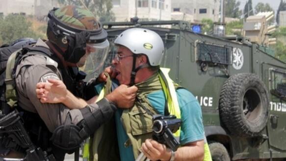 Palästinenser werden von isrealischen Soldaten in Nabi Saleh im Mai 2013 attackiert.