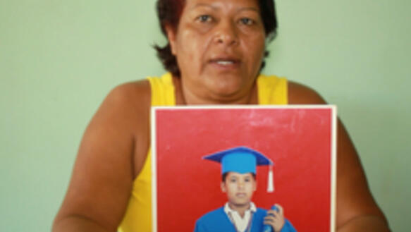 Eloisa Barrios mit einem Foto ihres Neffen Jorger Barrios