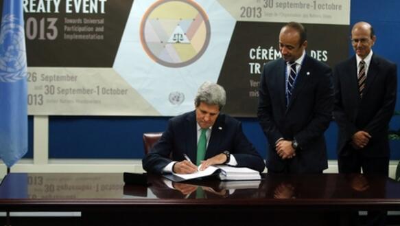 US-Außenminster John Kerry bei der Unterzeichnung des ATT am 25. September 2013 in New York