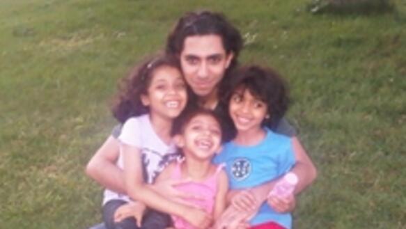 Raif Badawi mit seinen Kindern