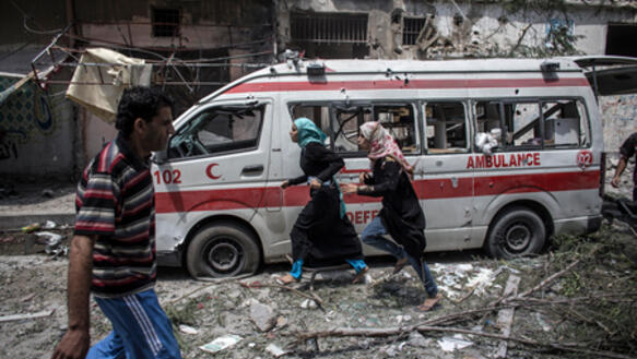 Dass u. a. auch Krankenwagen stark von den israelischen Angriffen betroffen sind zeigt, dass kein Ort in Gaza sicher ist.