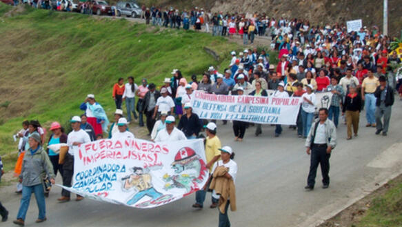 Protestmarsch der Organisation "Coordinadora Nacional por la Defensa de la Vida y la Soberanía" in der Provinz Azuay