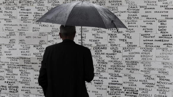 Wand in Pristina mit den Namen von "Verschwundenen" während des Kosovo-Kriegs