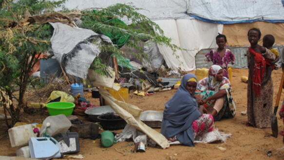 Somalische Frauen und Kinder in einem Camp für Binnenflüchtlinge in Mogadischu im August 2013