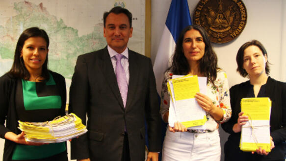 Selmin Çalışkan überreicht die fast 30.000 Unterschriften der Kampagne "My Body, My Rights" an José Atilio Benítez Parada