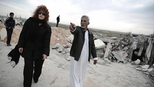 Rovera vor den Überresten eines von der israelischen Armee zerstörten Hauses