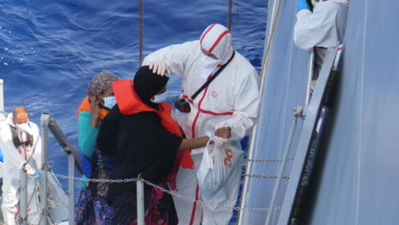 Als Teil der Operation "Mare Nostrum" rettet die "Virginio Fasan" Flüchtlinge im Mittelmeer