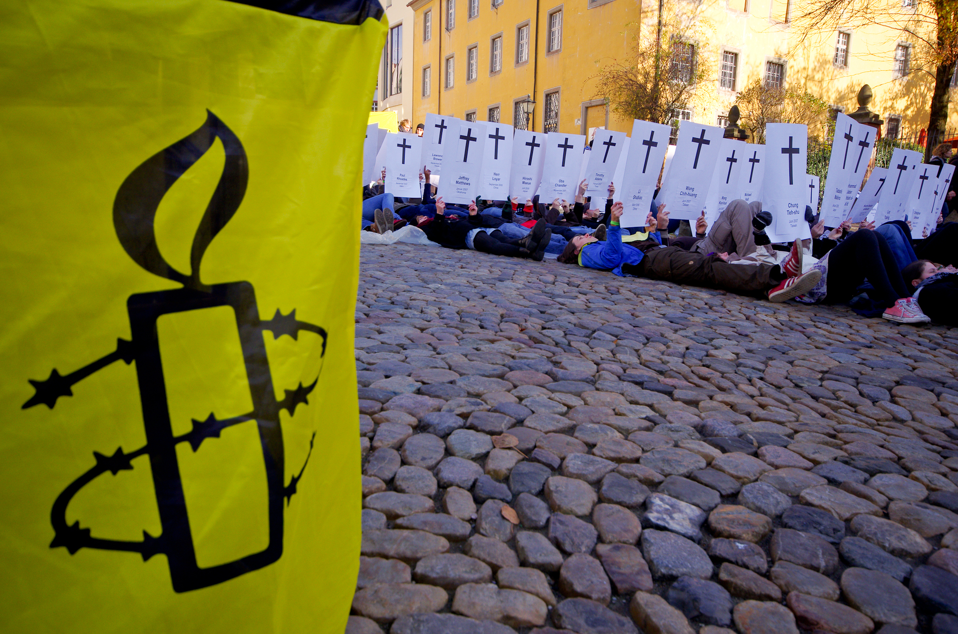 Protestgruppe mit Schildern mit Kreuz