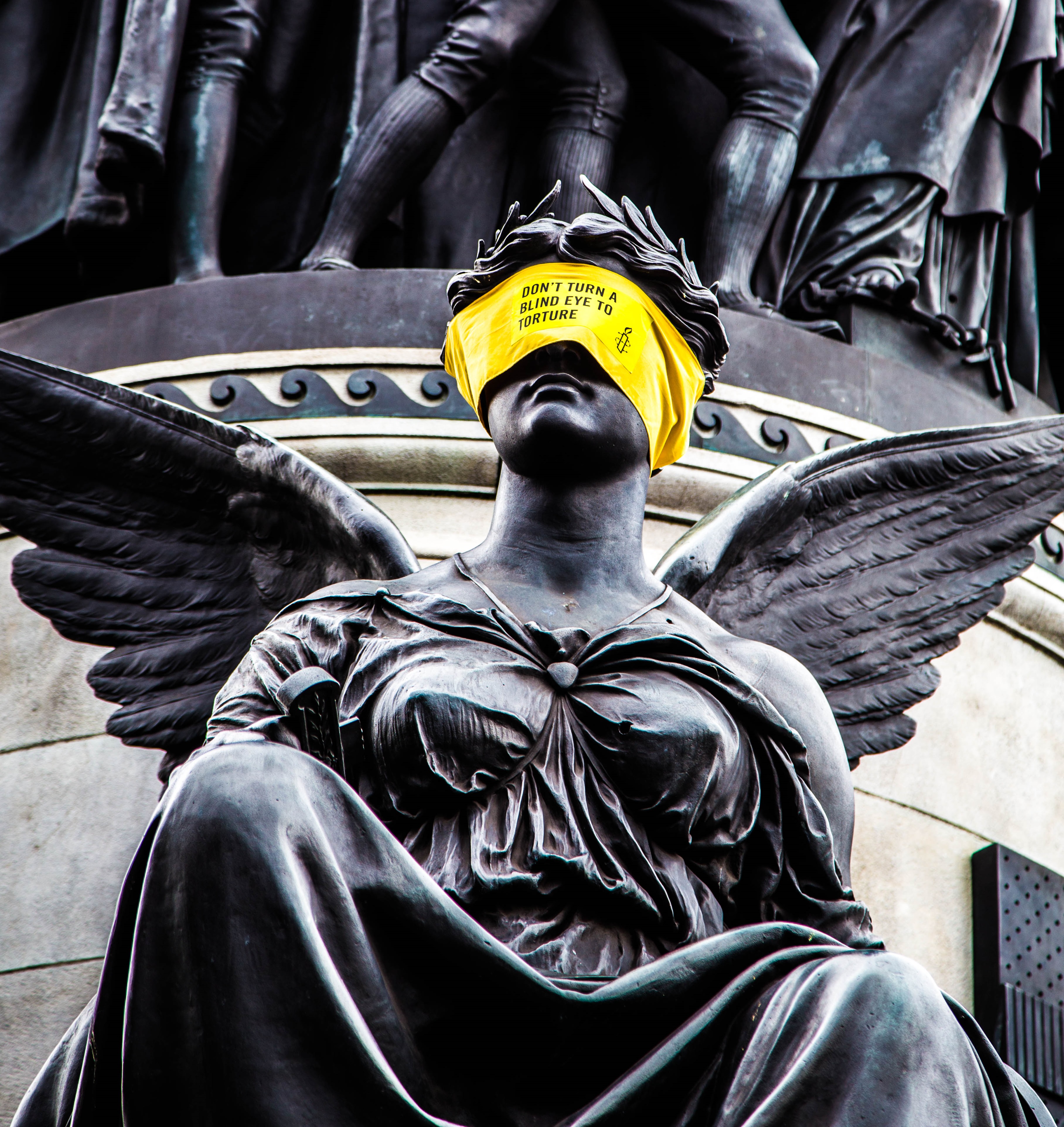 Statur mit Augenbinde