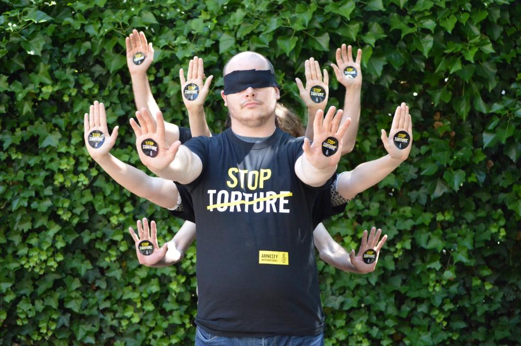 Mann mit verbundenen Augen und vielen Händen dahinter