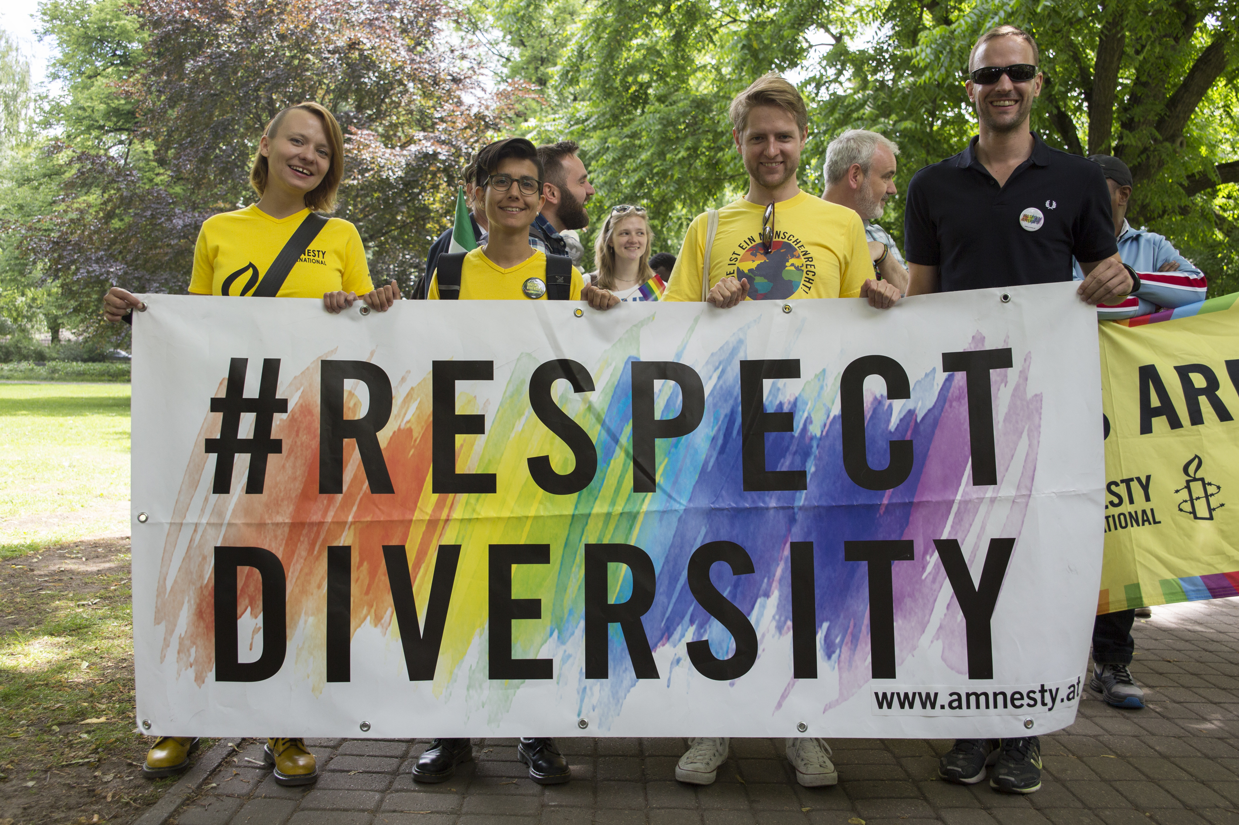 Gruppe hält Banner mit Aufschrift "Respect diversity"