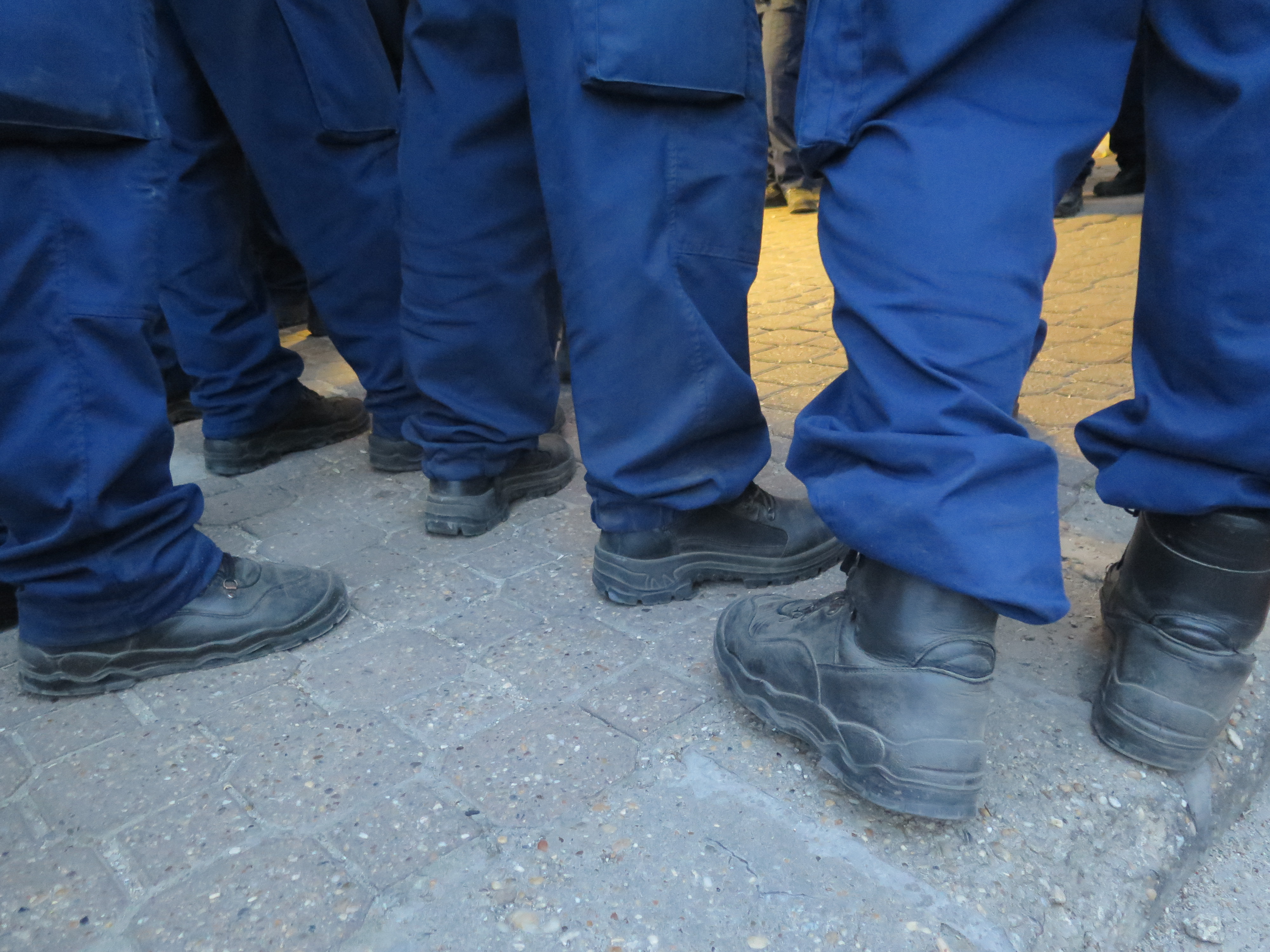 Beine von Polizisten