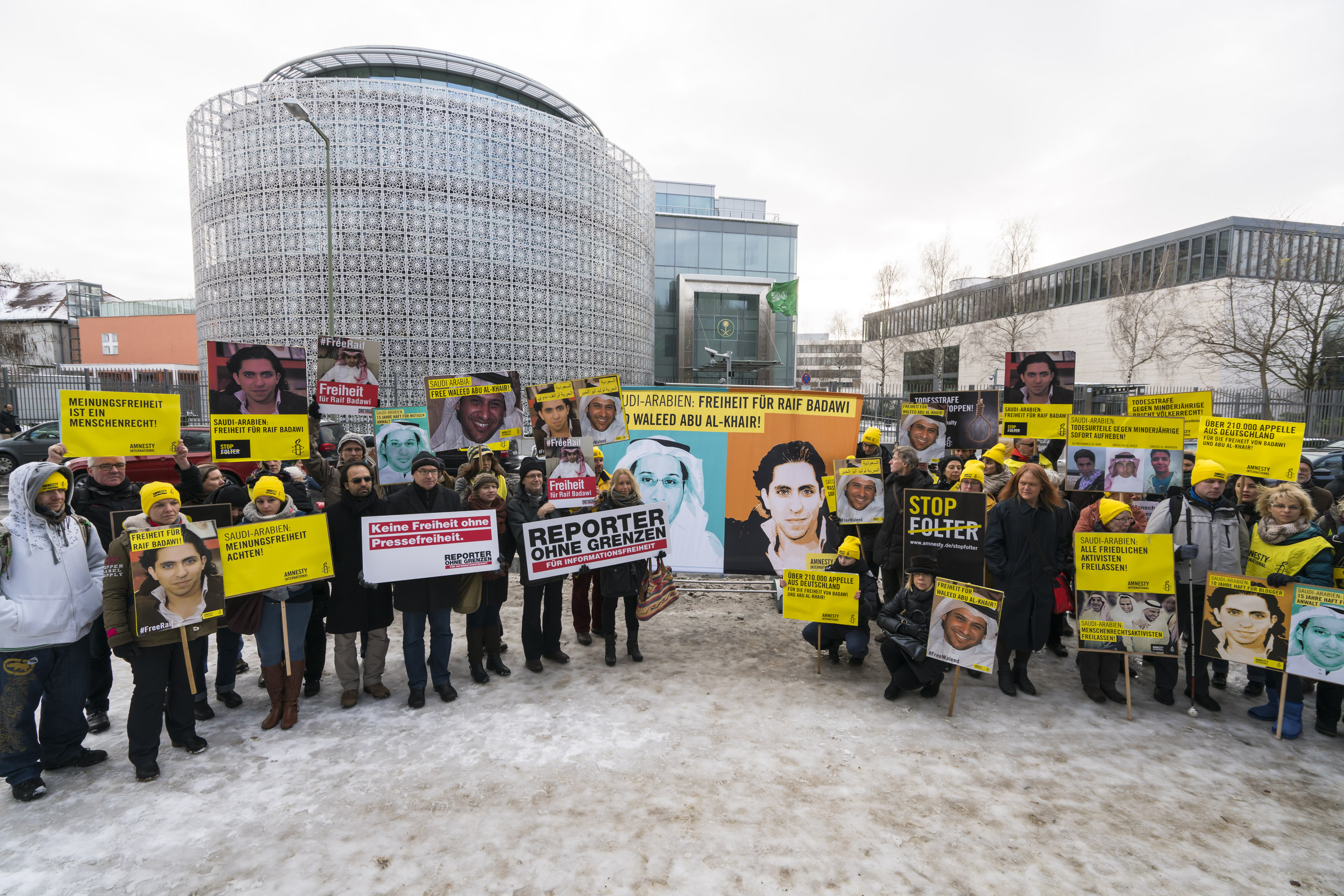 Protestgruppe mit Schildern
