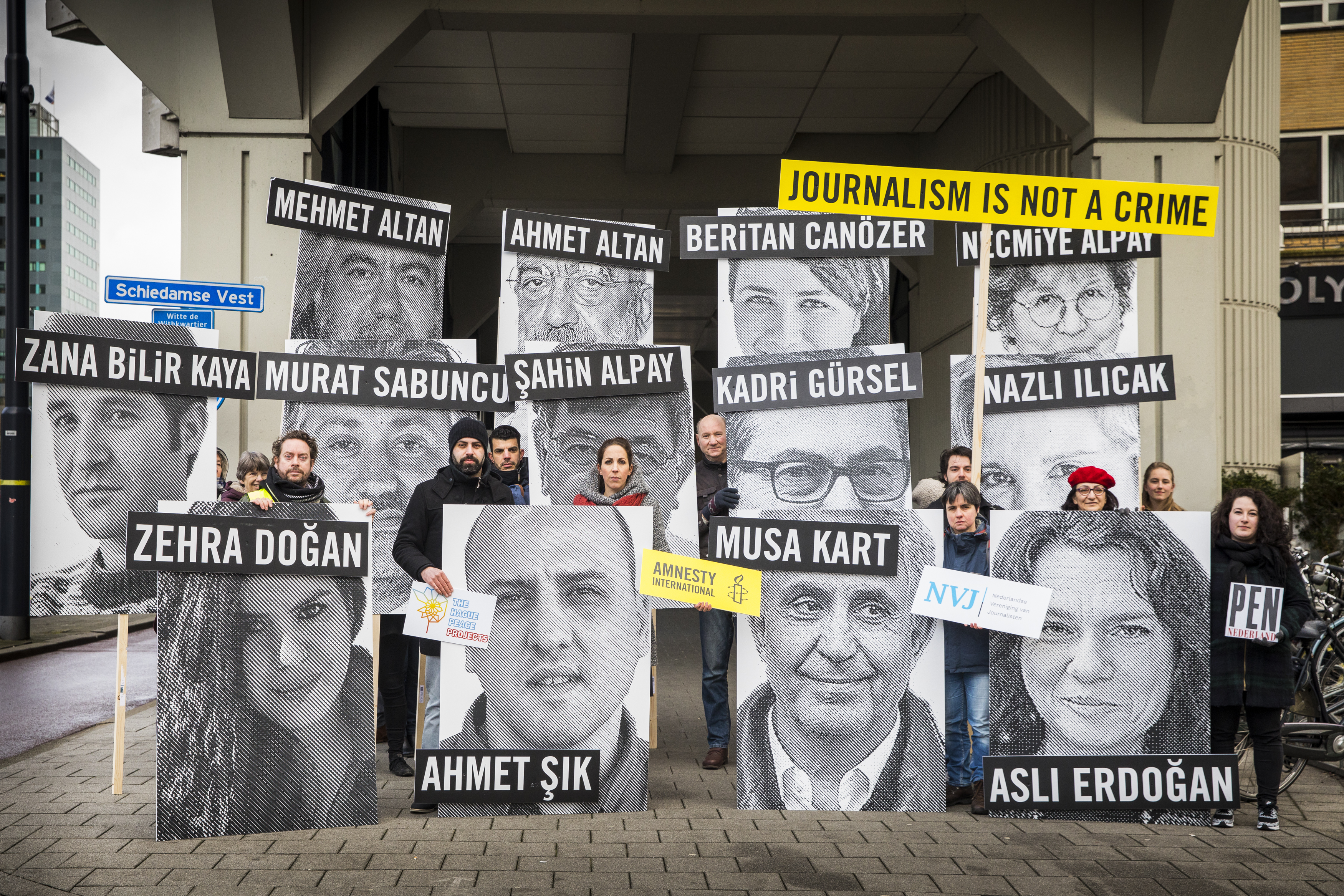 Menschen halten Bilder in die Höhe