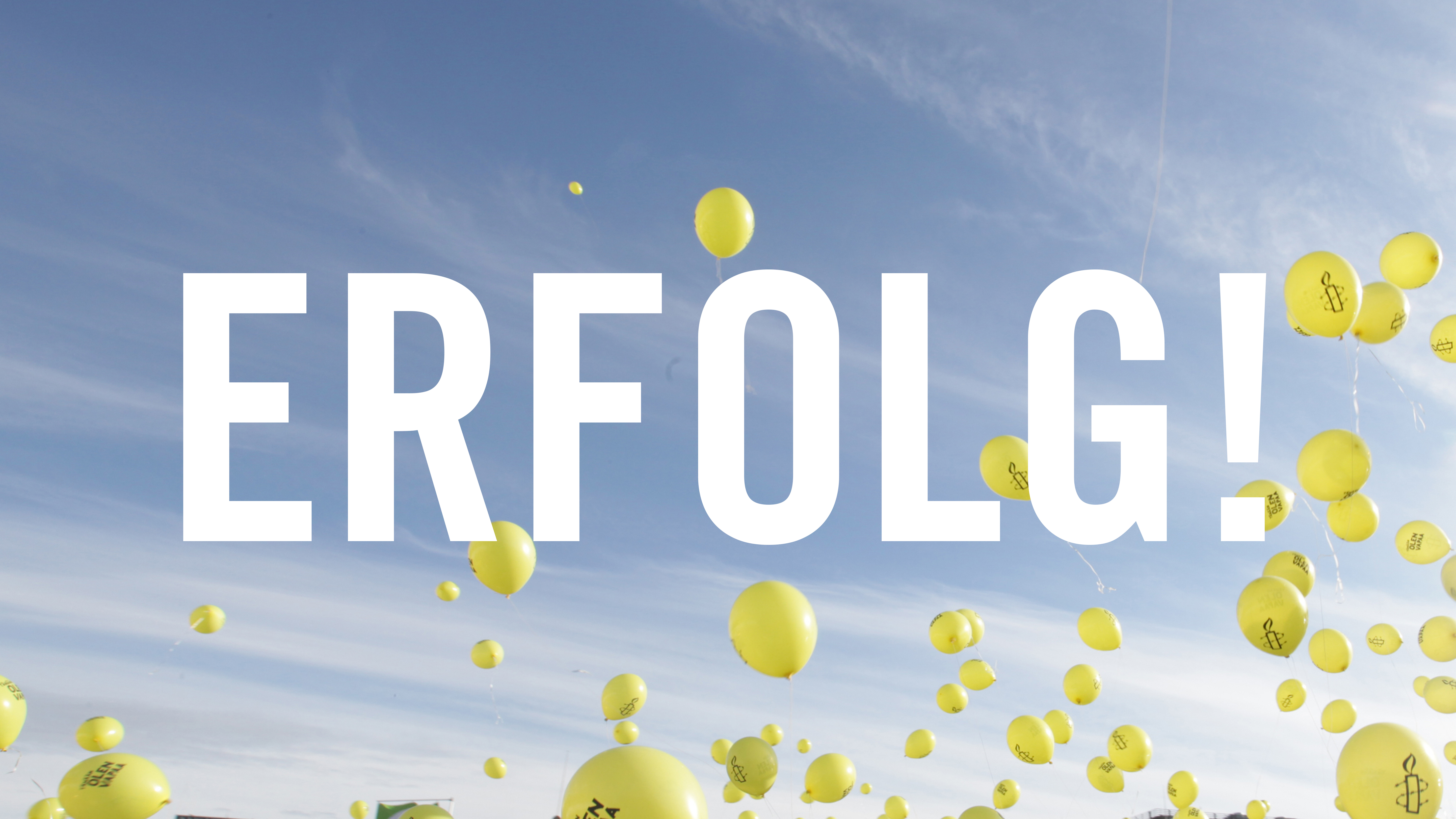 Hintergrund: Ballons steigen in den Himmel, Vordergrund: Schriftzug "Erfolg!"