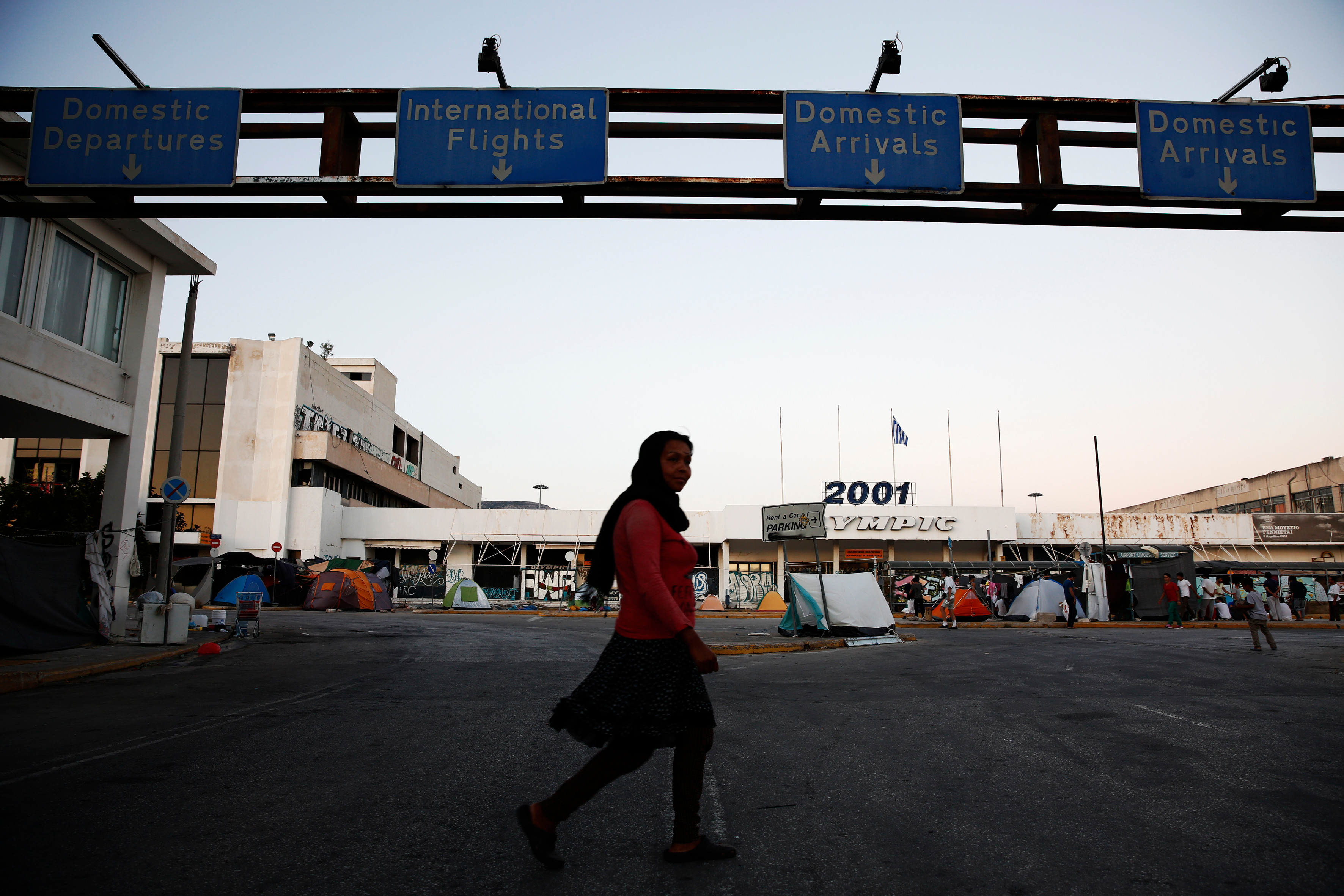 Eines der drei Elliniko-Flüchtlingslager in Athen: das alte Flughafengebäude