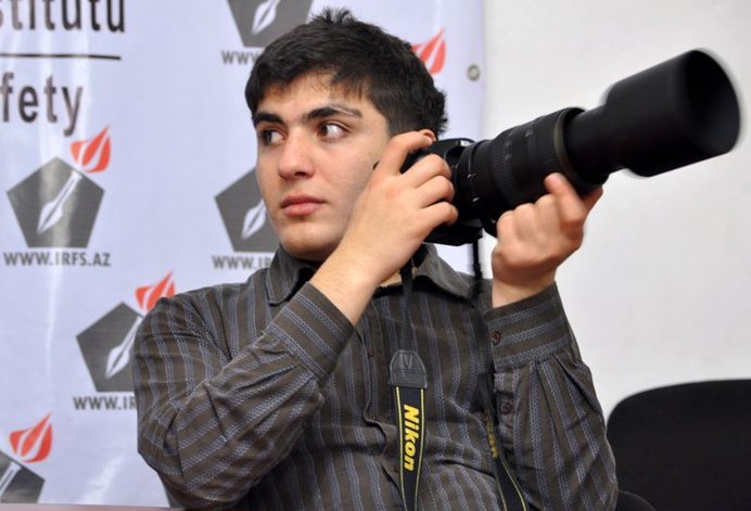 Porträt von Mehman Huseynov mit einer Kamera in der Hand