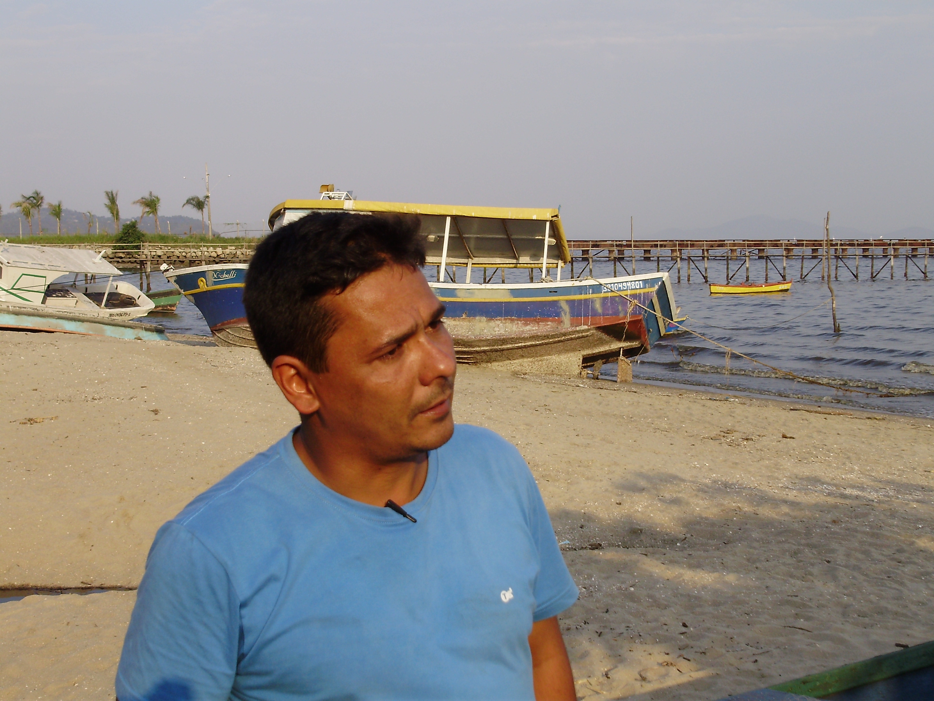 Ein Mann steht am Strand in Brasilien und schaut in die Ferne