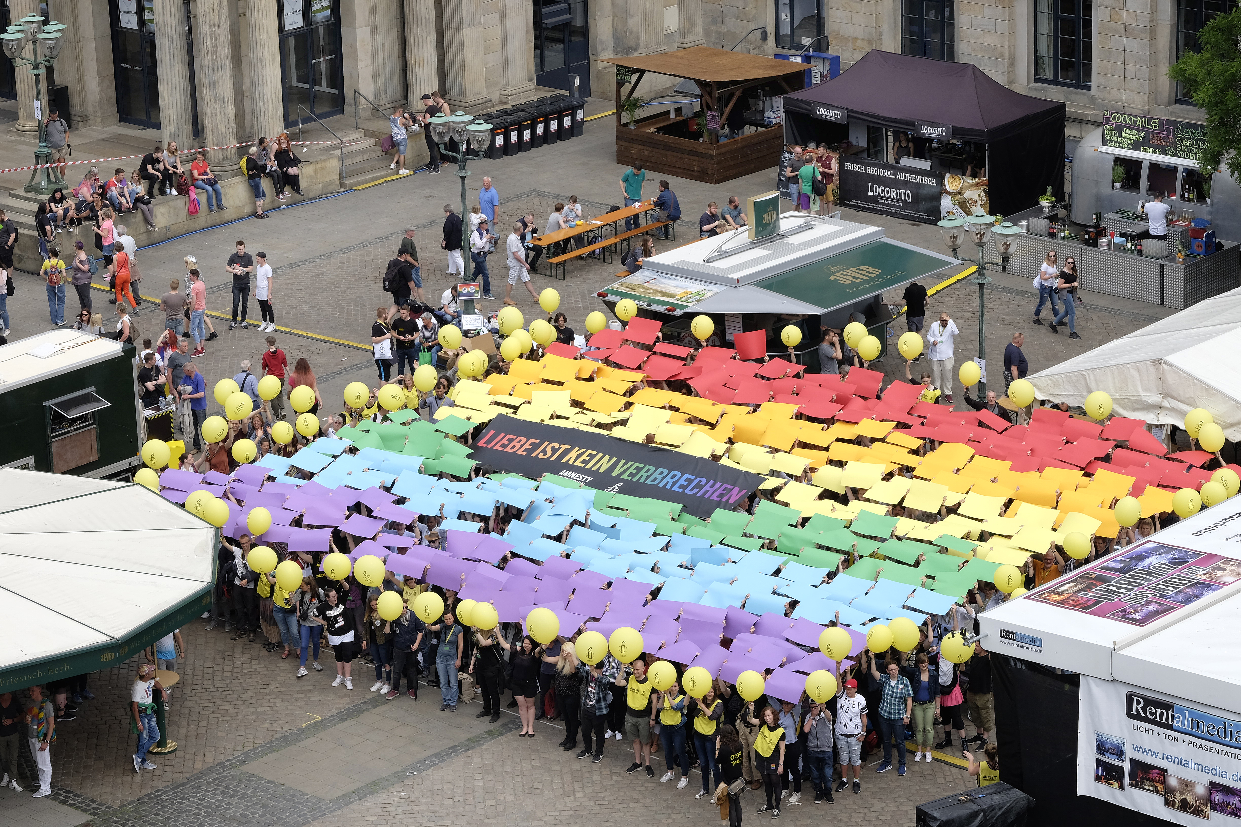 Menschen halten bunte Tafeln hoch