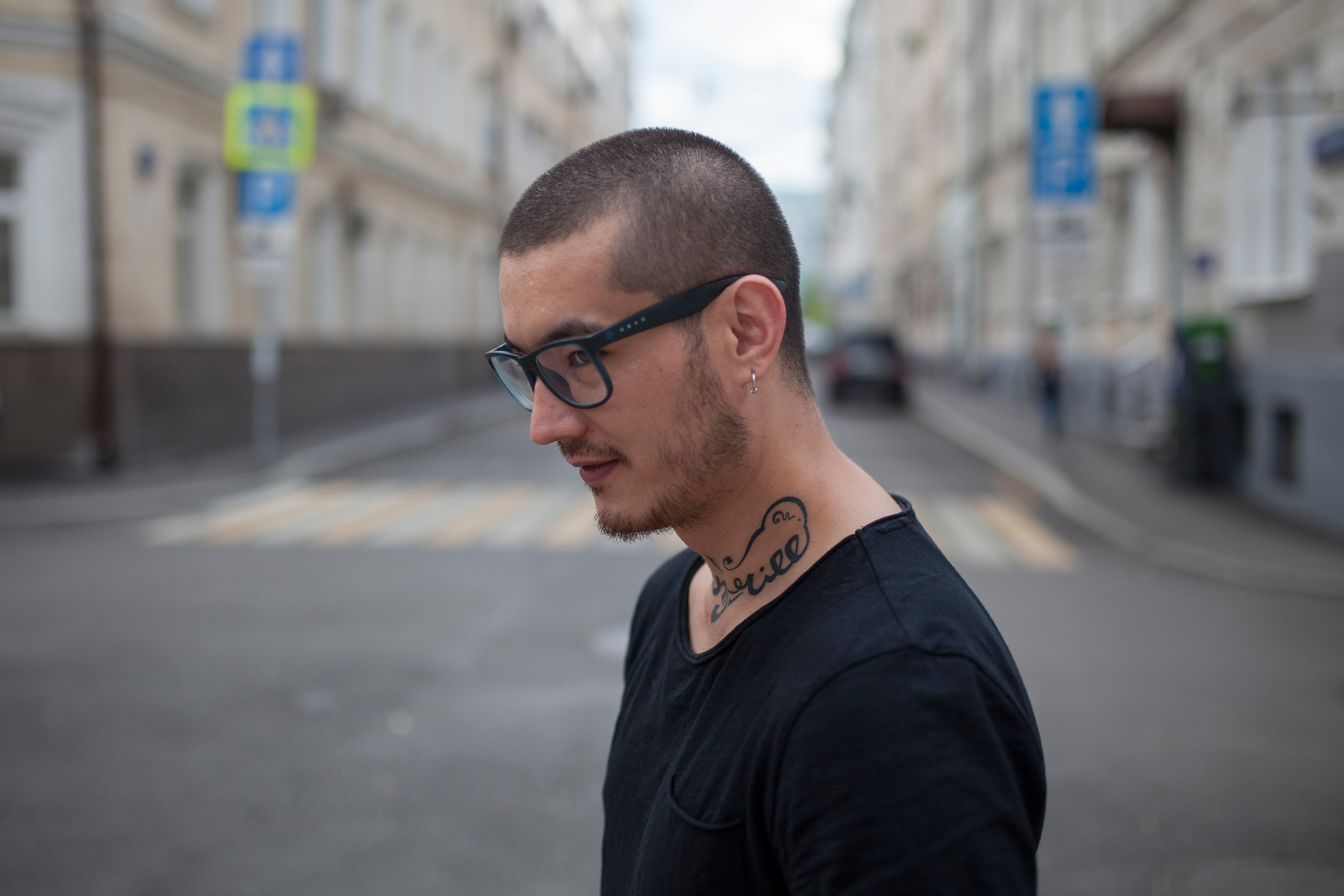 Ali Feruz im Vordergrund, Straße im Hintergrund