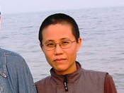 Porträtfoto von Liu Xia mit dem Meer im Hintergrund