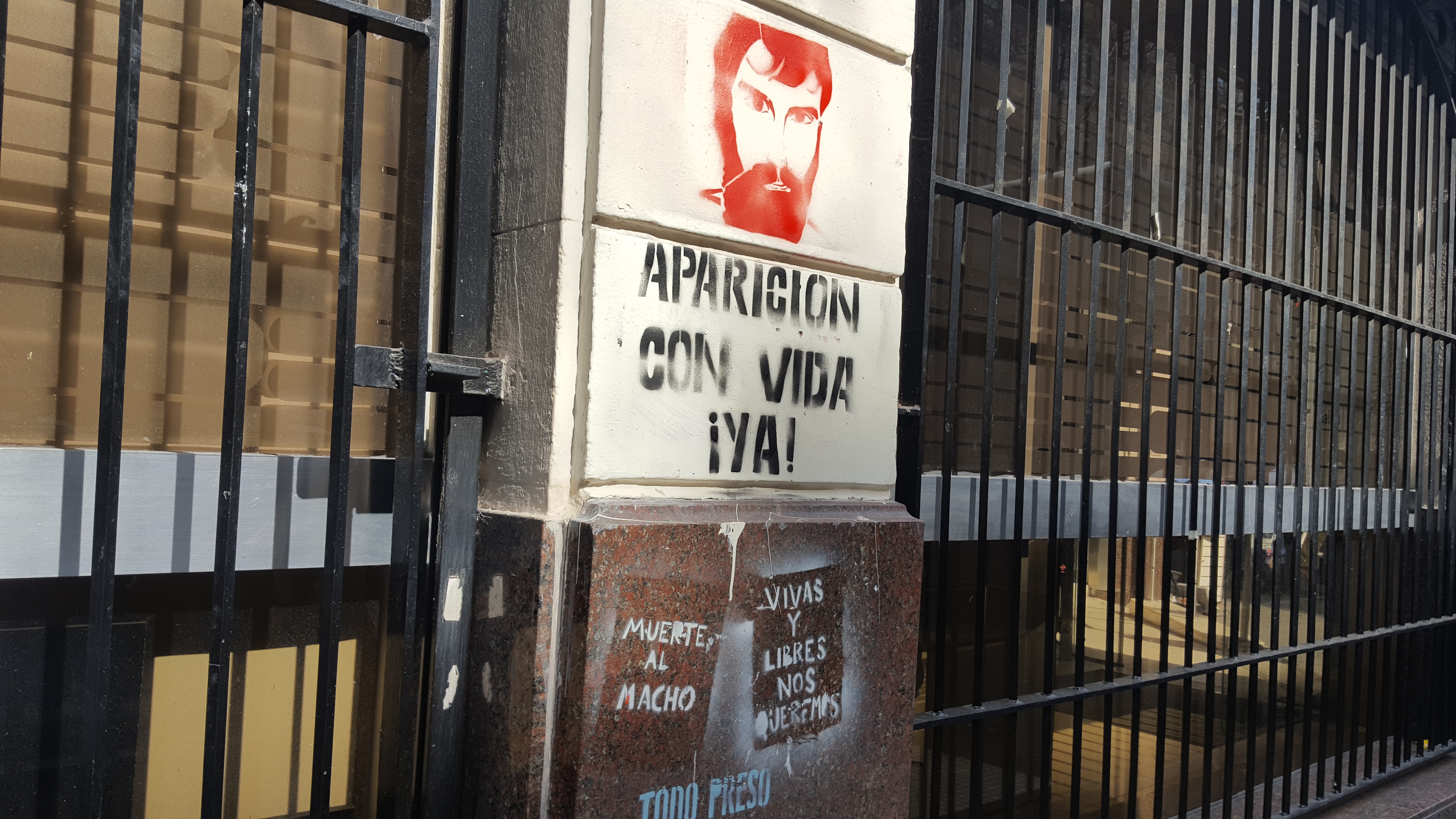"Lebend soll er wieder auftauchen. Sofort!", Graffiti zum Verschwundenen Mapuche-Aktivisten Santiago Maldonado. Buenos Aires. 