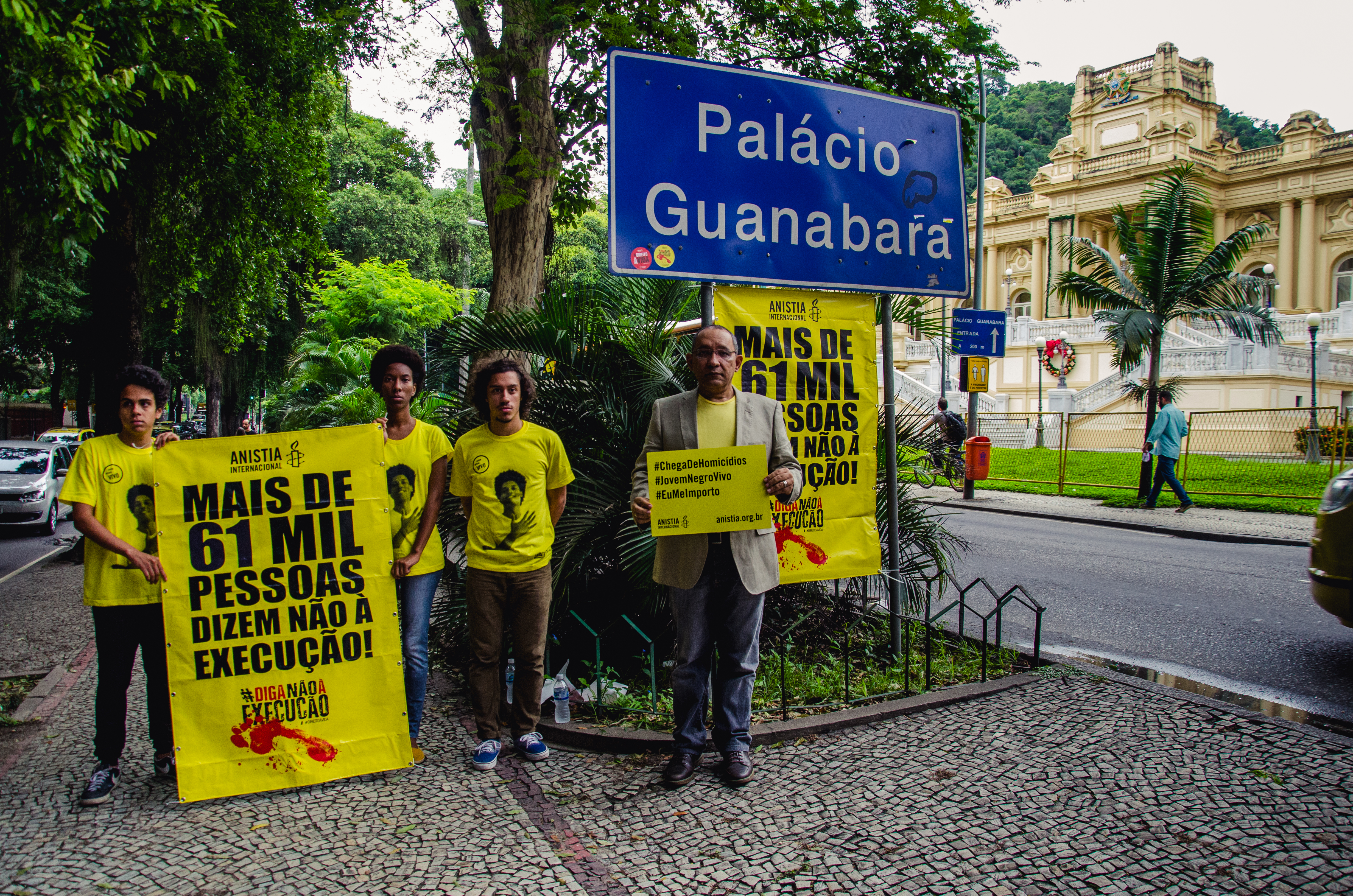 Vier Amnesty Mitglieder halten Schilder und fordern, dass Tötungen durch Sicherheitskräfte aufhören.