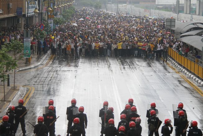 Polizei und Bersih 2.0 Protestanten stehen sich bei einer Demonstration am 09.Juli 2011 gegenüber