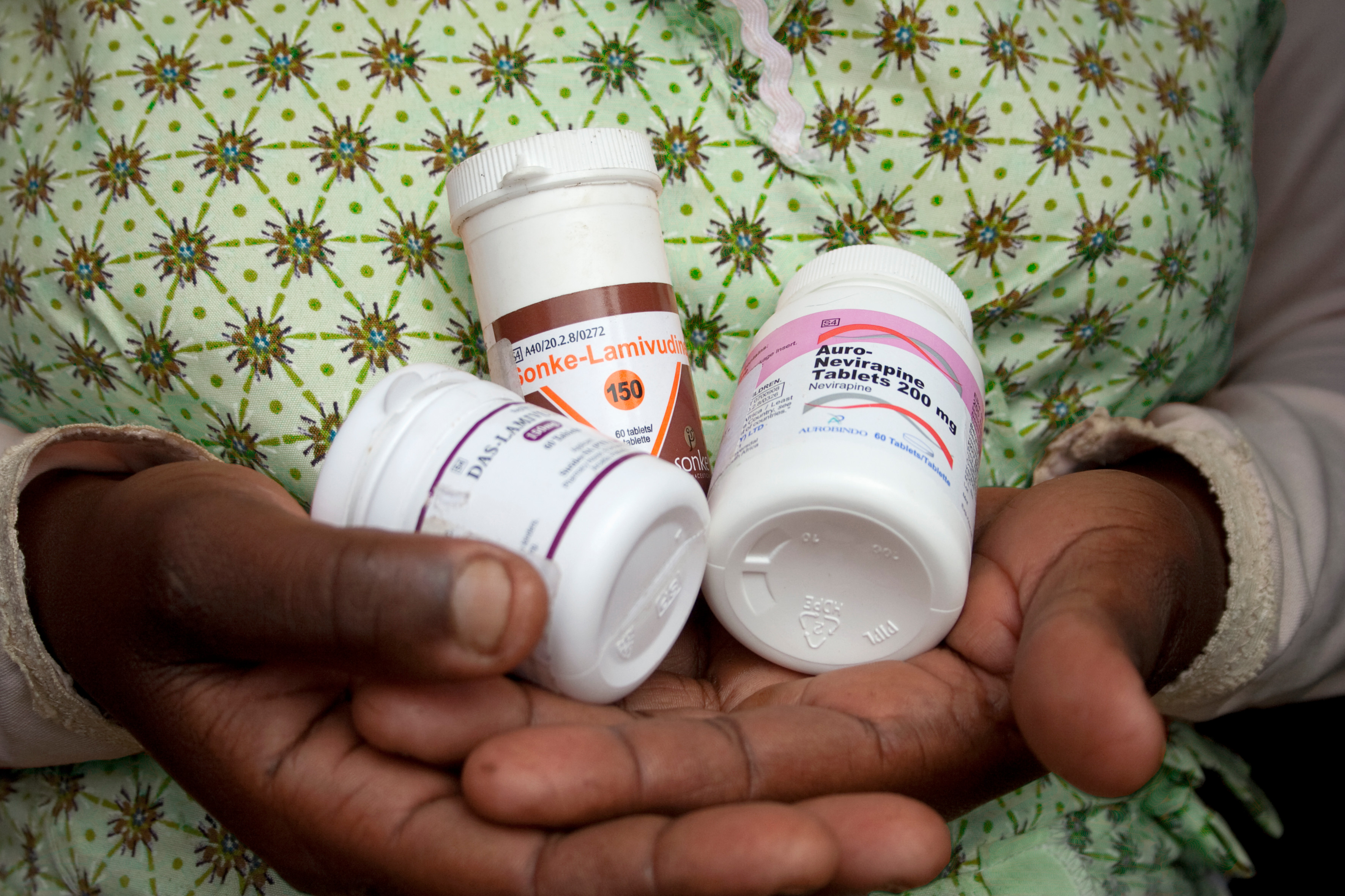 Frau hält HIV-Medikamente in den Händen