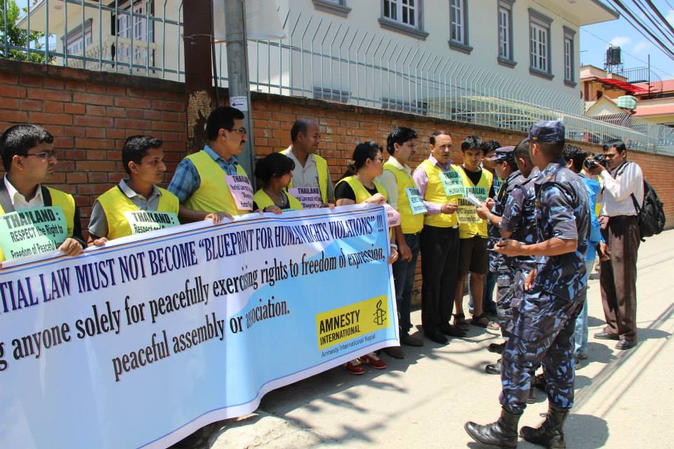 Protestierende stehen vor der Thailändischen Botschaft in Kathmando
