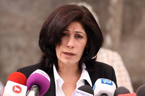 Nahaufnahme von Khalida Jarrar, im Vordergrund Pressemikrophone