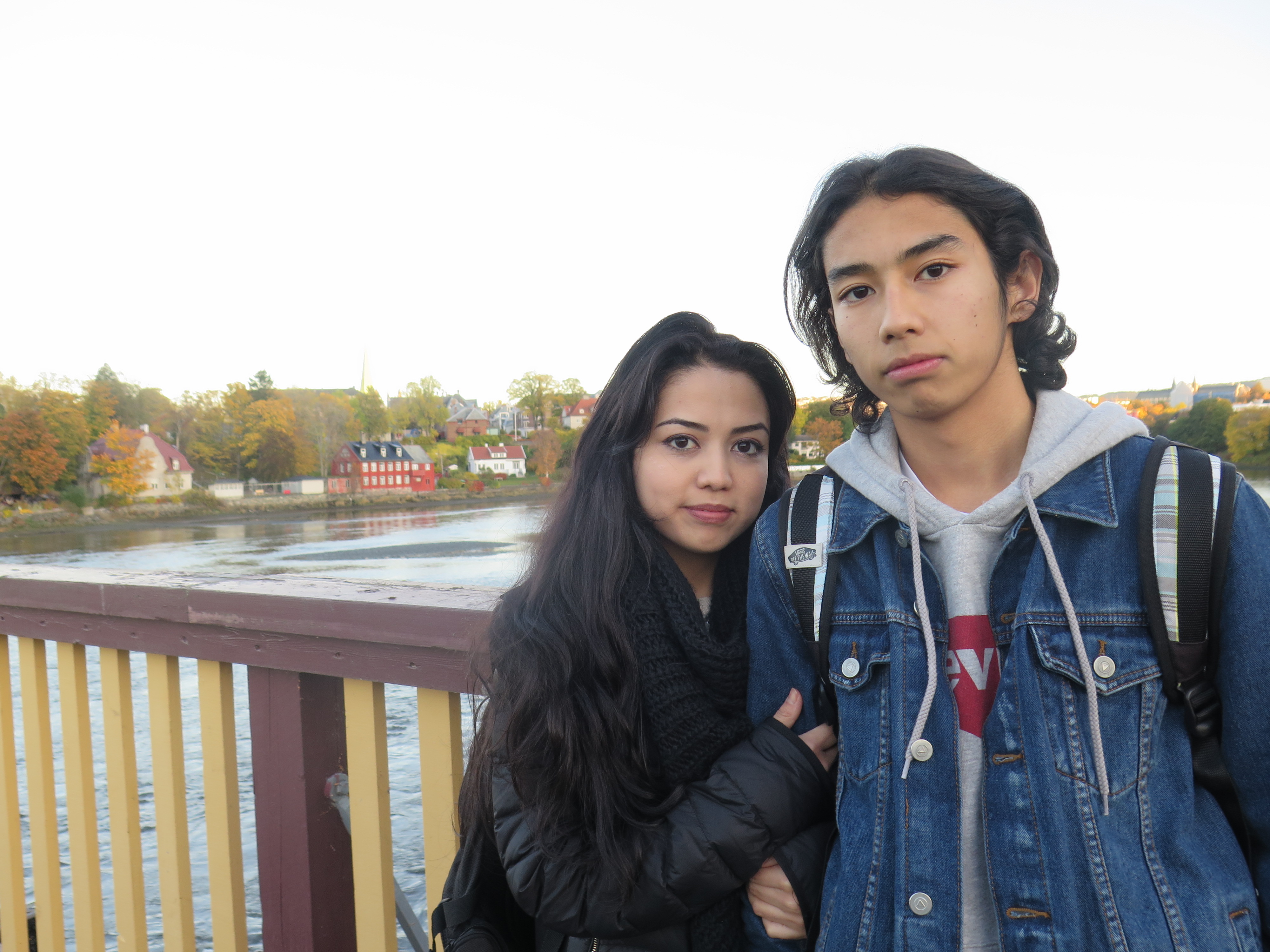 Portätfoto von Taibeh Abbasi und ihrem Bruder Ehsan an einem Brückgeländer vor einem Gewässer