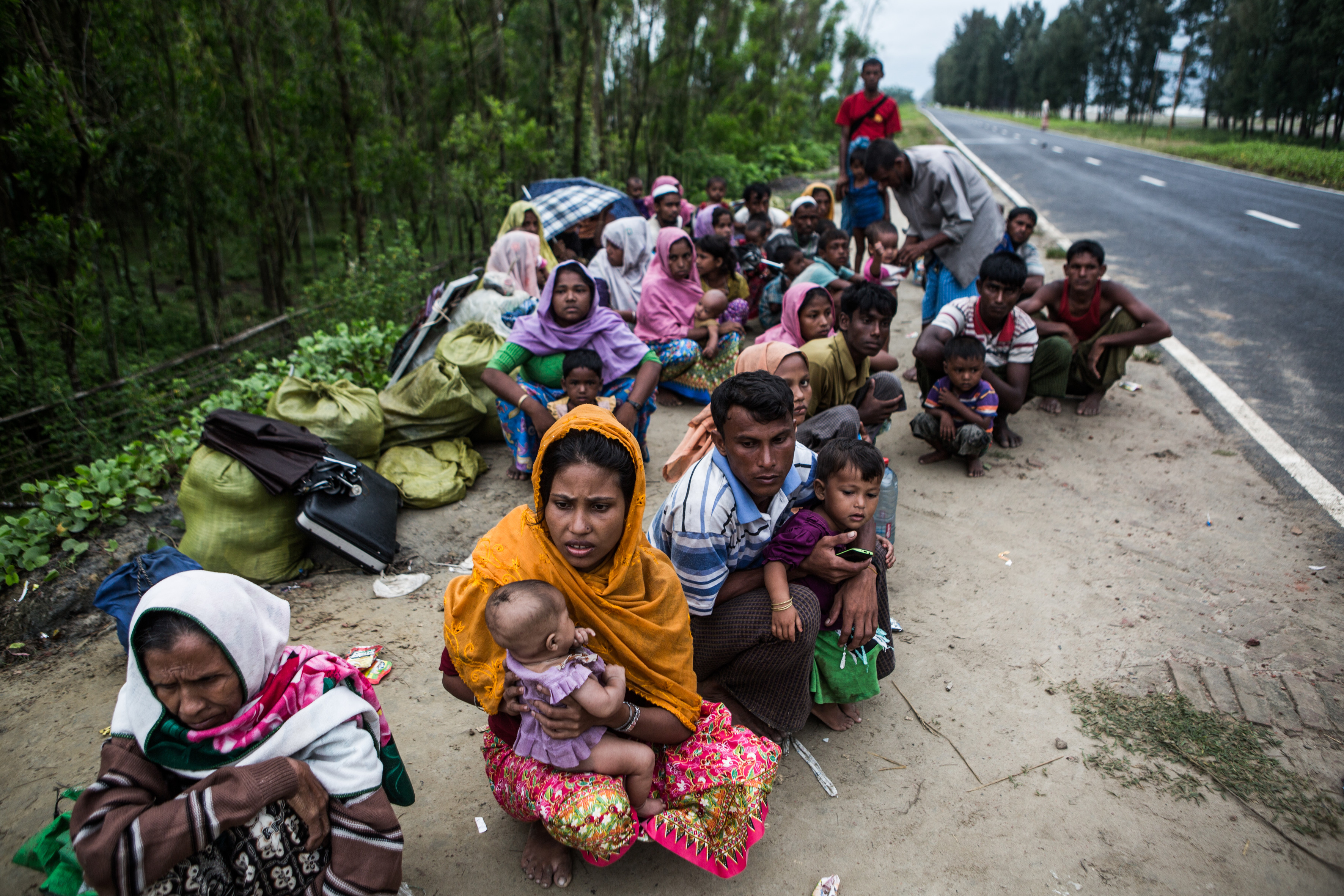 Menschen mit Kindern am Rande einer Straße in Bangladesch