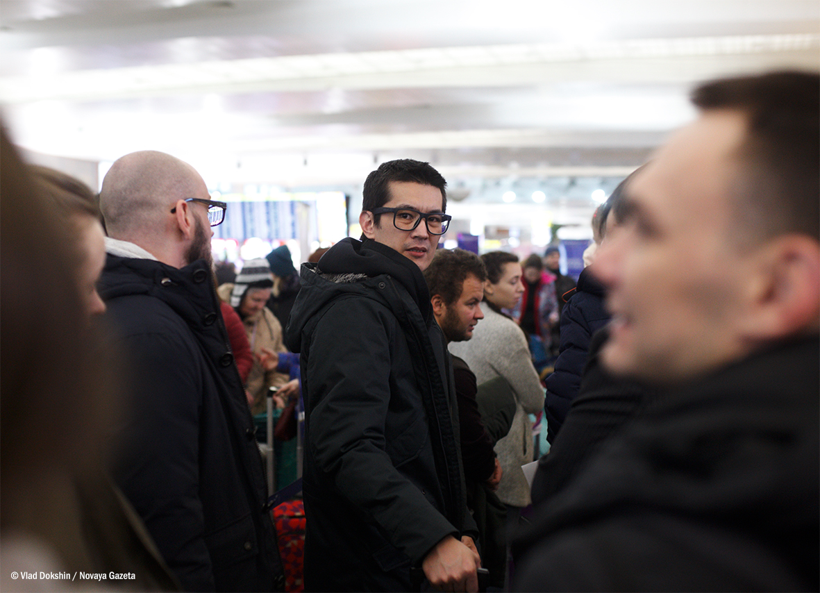 Ali Feruz steht inmitten vieler Menschen