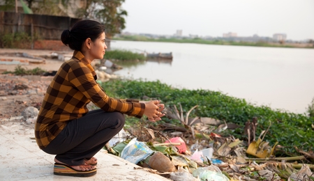 Tep Vanny von der Seite mit Blick in die Ferne
