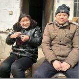 Xing Wangli und seine Frau sitzen und lächeln
