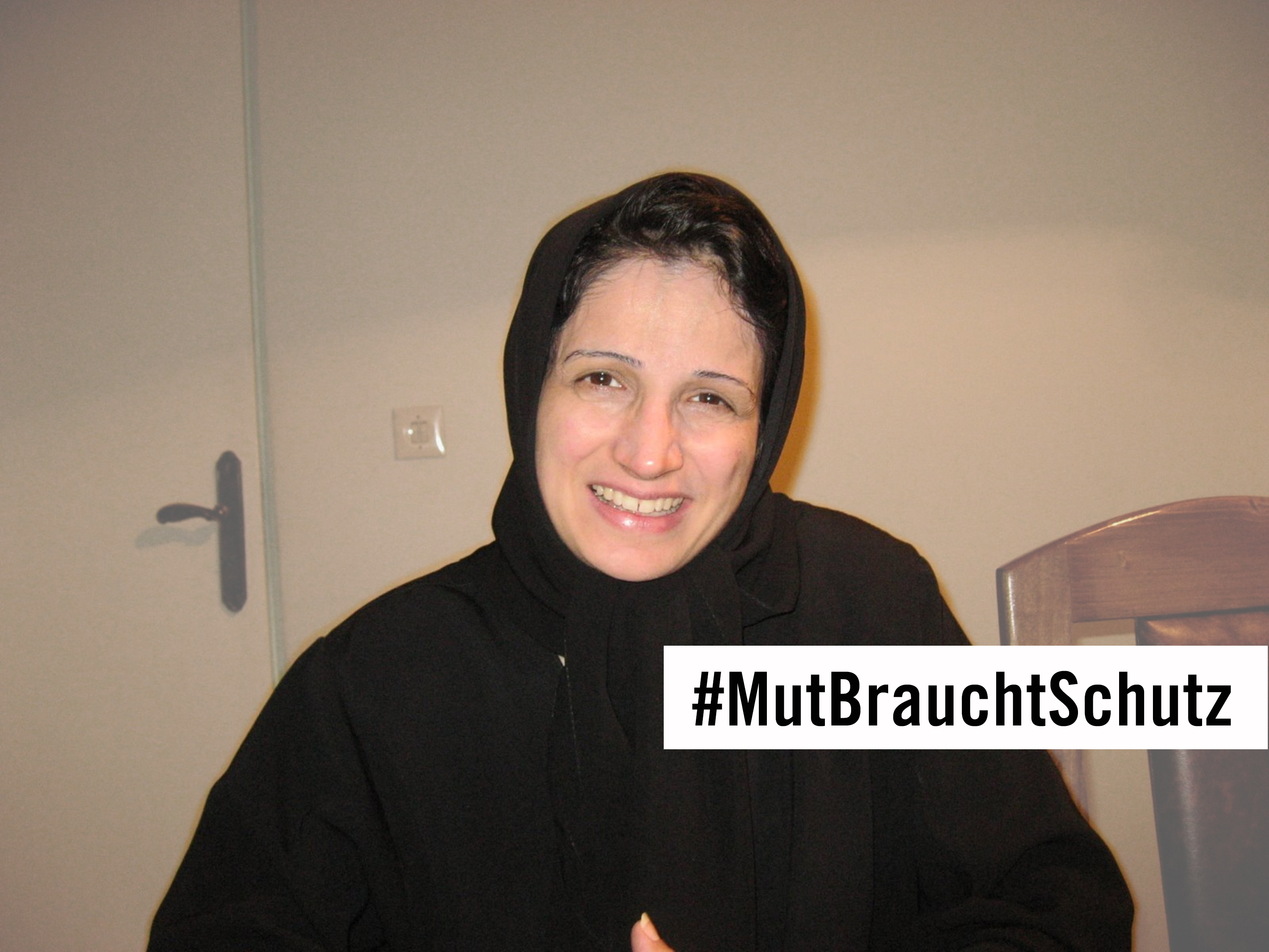 Porträtfoto Nasrin Sotoudeh mit "#MutBrauchtSchutz"-Schriftzug