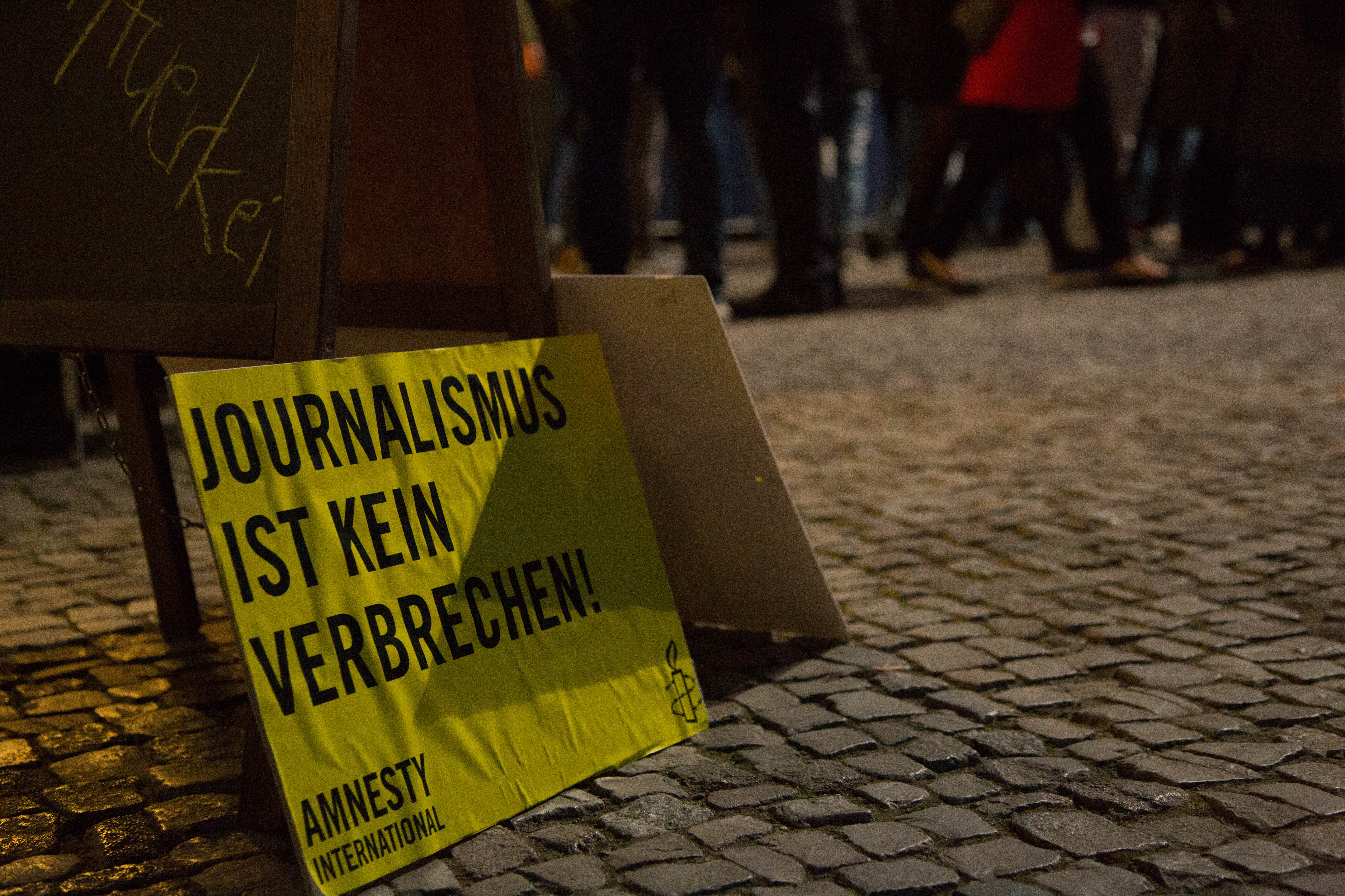 Gelbes Schild mit Text