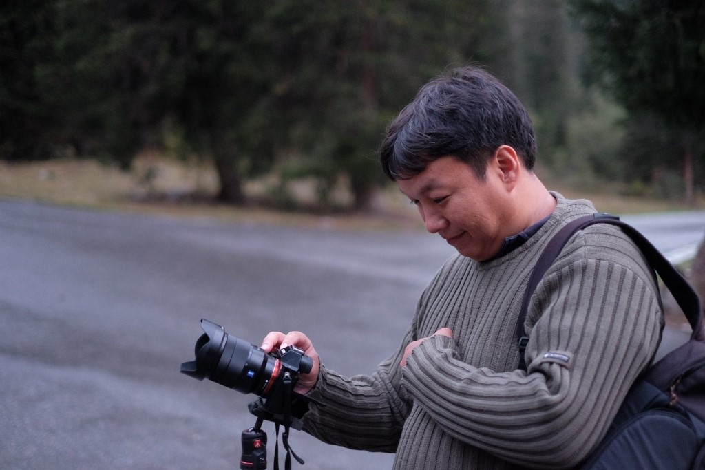 Der kasachische Blogger Muratbek Tungishbayev hält seine Kamera in der Hand