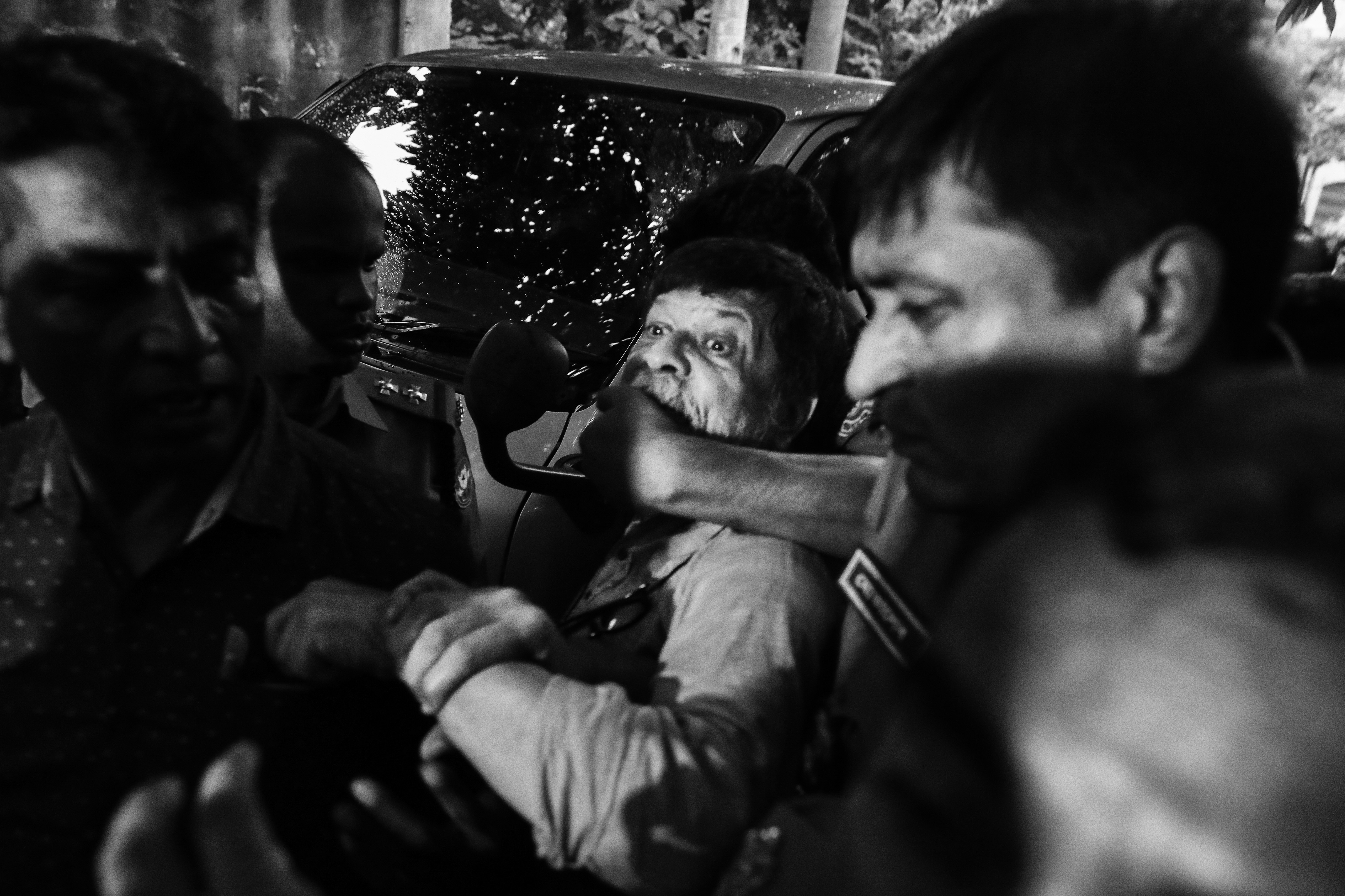 Der bangladeschische Fotograf Shahidul Alam (Mitte) wird von der Polizei festgenommen