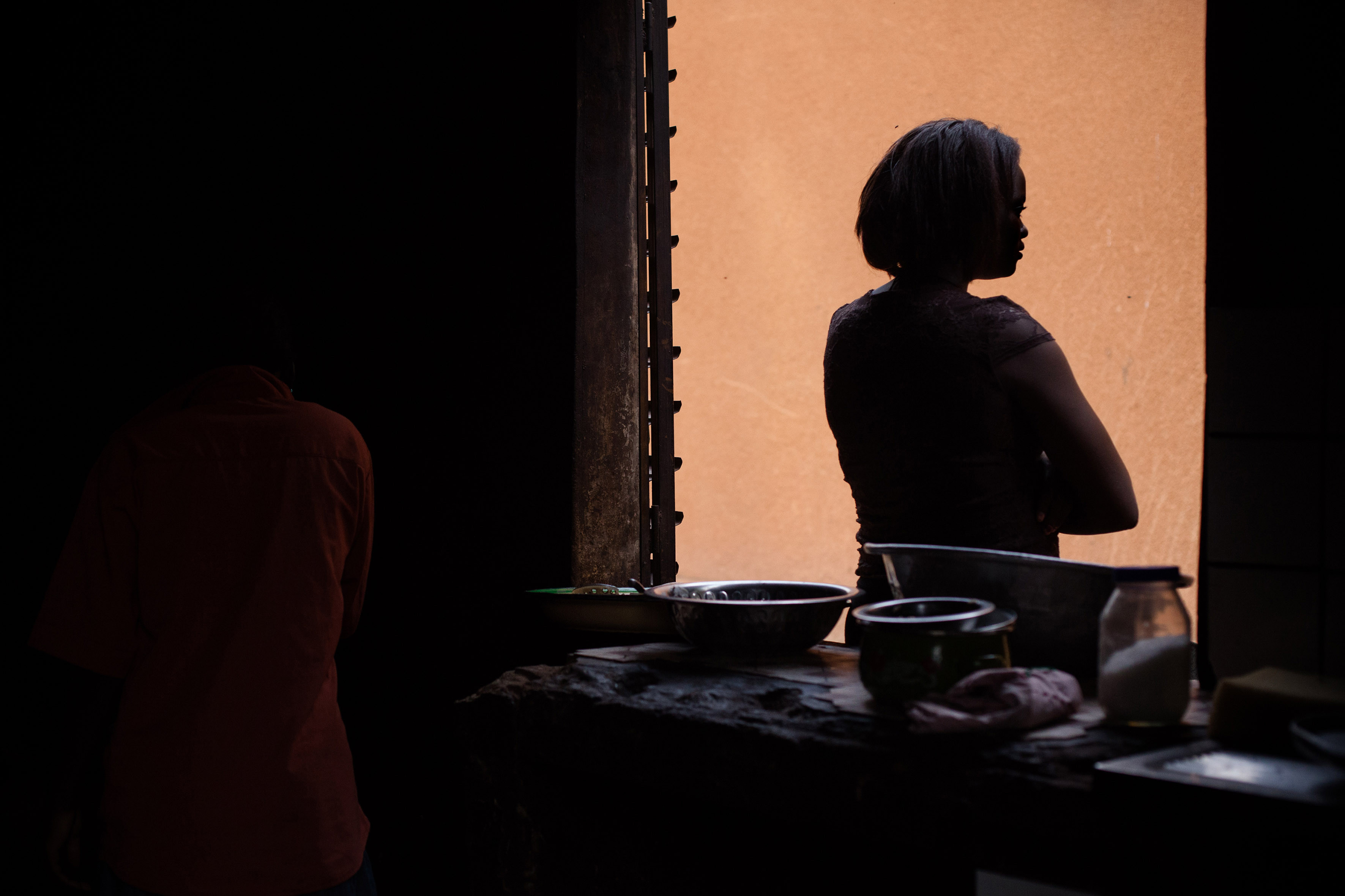 Eine junge Frau steht mi dem Rücken zur Kamera in einer Einrichtung in Burkina Faso, die Mädchen aus Früh- und Zwangsehen Zuflucht bietet.