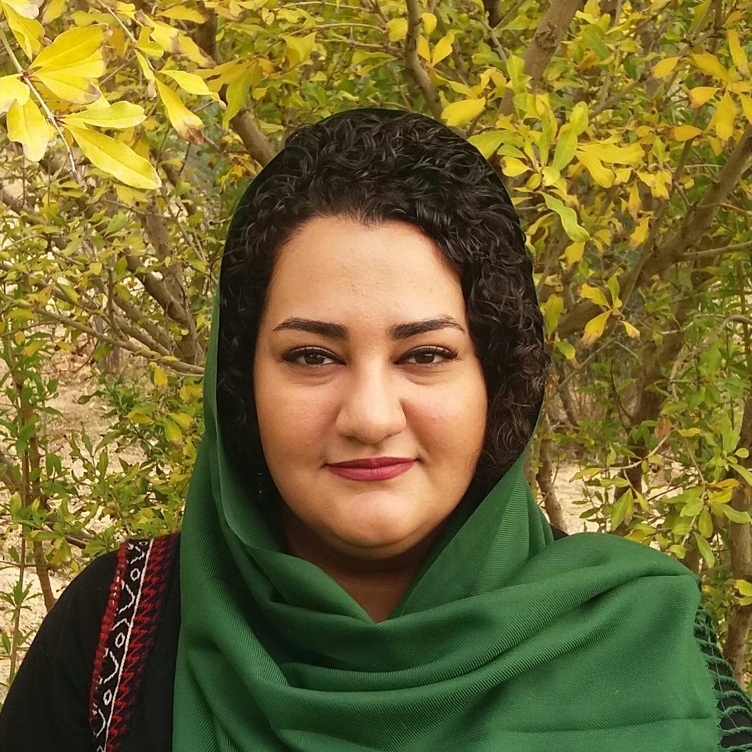 Porträtfoto von Atena Daemi vor einem Laubbaum