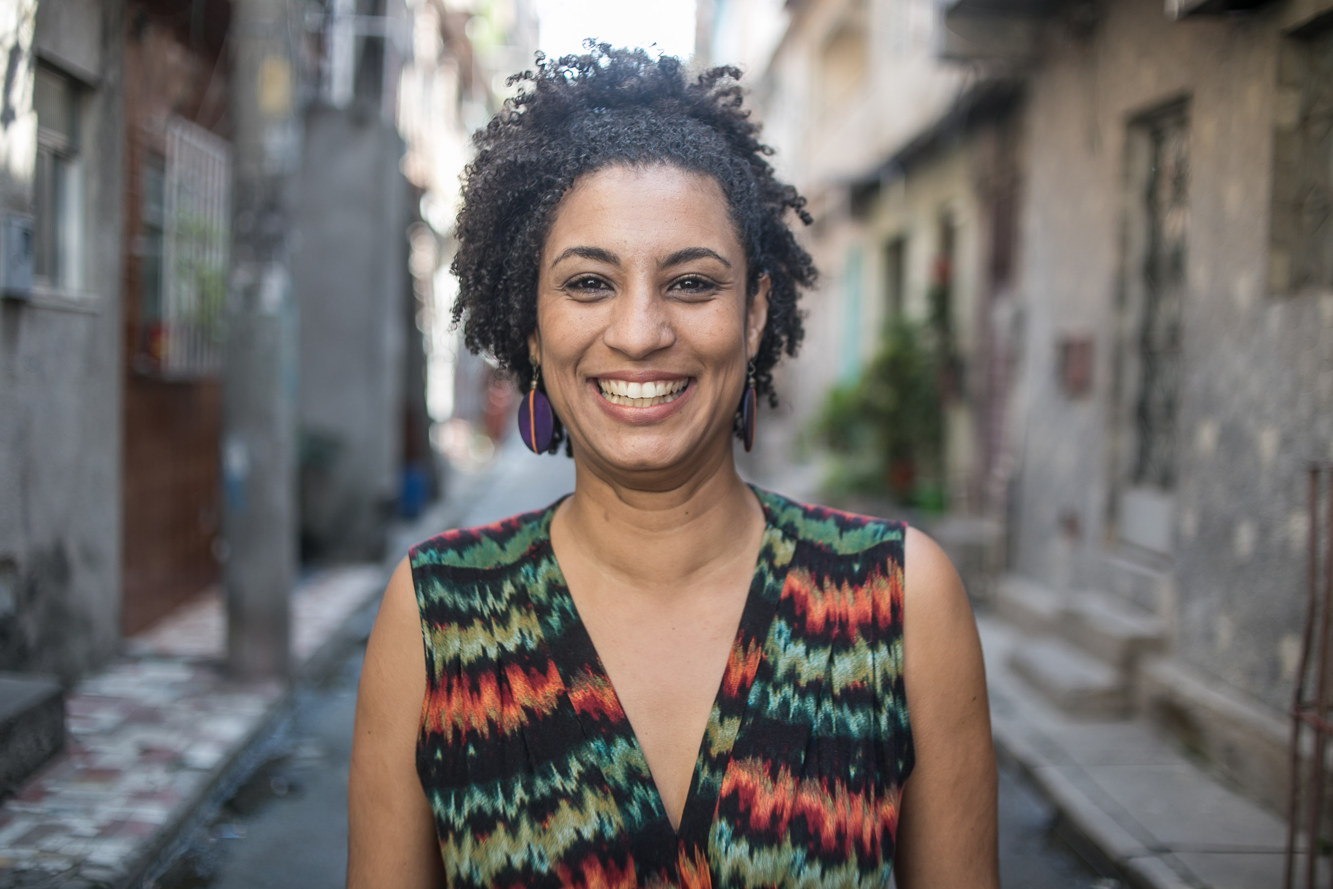 Porträtfoto von Marielle Franco in einer Gasse